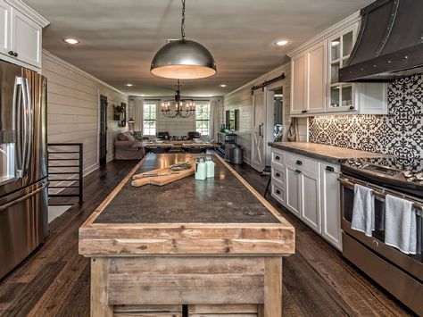 You Can Now Vacation in This Famous Fixer Upper Home — but Chip and Joanna Aren't Thrilled About It Fixer Upper Barndominium, Fixxer Upper, Barndominium Home, Texas Barndominium, Barndominium Interior, Barn House Interior, Small Barndominium, Barndominium Ideas Interiors, Primitive Homes