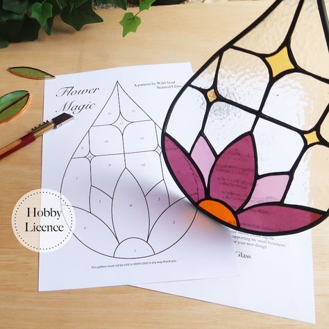 Flower Stained Glass Pattern, Flower Stained Glass, L'art Du Vitrail, Diy Staining, Stained Glass Patterns Free, Stained Glass Pattern, Stained Glass Decor, Stained Glass Suncatchers, Stained Glass Flowers