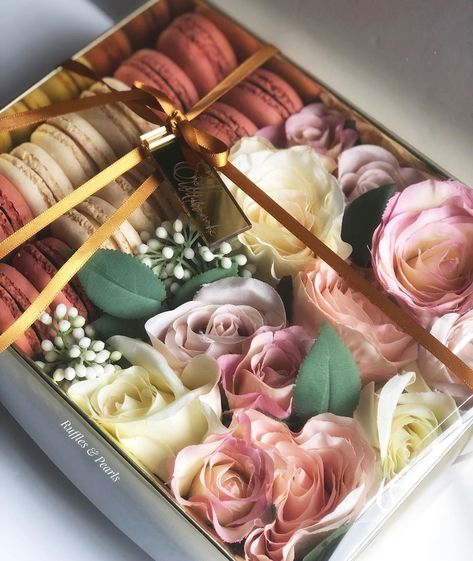 Ruffles & Pearls Cake Co. on Instagram: “Macarons and floral gift box from Eid. #eid2021 #eidgifts #macarons #luxurygifts #eaatlondonbaker #giftsforher” Cupcake Hamper, Macaron Gift Boxes, Pearls Cake, Eid Boxes, Pearl Cake, Macaron Boxes, Cupcake Gift, Dessert Boxes, Eid Gifts