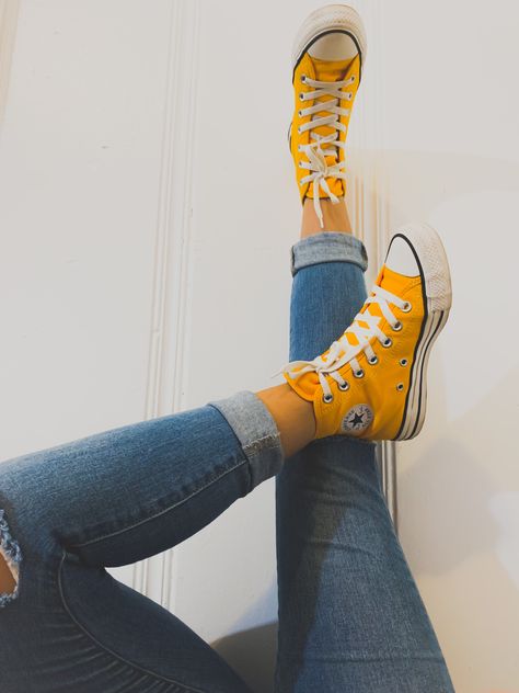 Converse Yellow chucks . Yellower 🌻 Converse Yellow Outfit, Light Yellow Converse, Yellow Converse Outfit, Yellow Chuck Taylors, Chuck Taylors Outfit, Converse Outfit Ideas, Chucks Outfit, Looks Com All Star, Converse Yellow