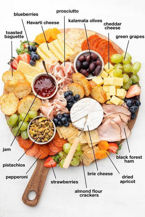 A list of all of the ingredients, including bread, cheese, meats, fruits, jam, and nuts. Thanksgiving Food Presentation, Snack Platters For Party, Meat Platter Ideas, Charcuterie Boards Ideas, Charcuterie Board Fruit, Simple Cheese Platter, Charcuterie Diy, Cheese Platter Ideas, Christmas Platters