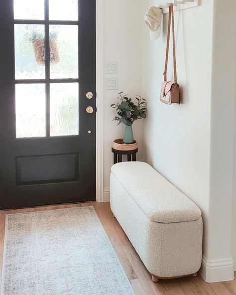 Tiny Entryway, Stairway Wall, Entrance Bench, Lakehouse Ideas, Front Door Interior, Front Entryway, Entryway Ideas, Entry Hall, Entry Door