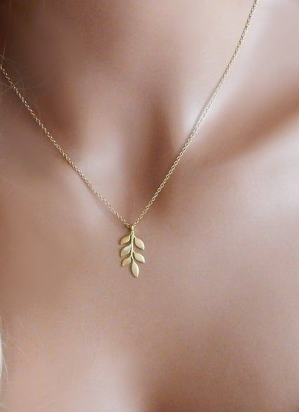 Simple Gold Chain With Locket, Simple Pendent Designs, Gold Chain With Pendant For Women, Gold Pendant Designs For Women, Mangalsutra Ideas, Simple Jewelry Necklace, Pendent Design, Leaf Necklace Gold, Women Gold Necklace