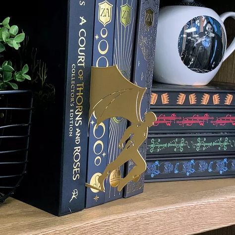 Stunning ACOTAR Inspired Wings & Ruin Bookshelf Silhouette set! This set features Feyre, Rhysand, Cassian & Azriel. Includes a total of 4 bookshelf silhouettes. Simply slide the metal flat piece in between your books and ta-da💫 You can also have this hang out over your bookshelf for some added depth. Designed by @cassberrie. From A COURT OF THORNS AND ROSES, by Sarah J. Maas, © 2015. Reprinted by permission of Writers House LLC acting as agent for the author/illustrator. Acotar Diy, Acotar Decor, Rhysand Cassian Azriel, Cassian Azriel, Feyre Rhysand, Bookish Christmas, Writers House, Bookshelf Art, A Court Of Wings And Ruin