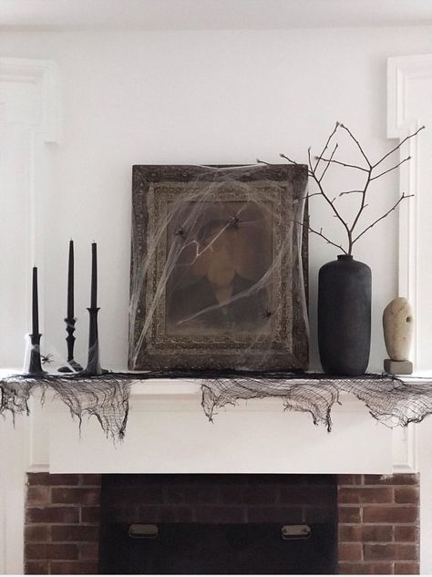 Classy Black Halloween Decor, Spooky Chic Decor, Beautiful Halloween Decor, Halloween Decor Vintage, Halloween Tablescapes Dining Room, Dark Academia Halloween Decor, Vintage Halloween Aesthetic Decor, Spooky Chic Halloween Decor, Classy Fall Decorations