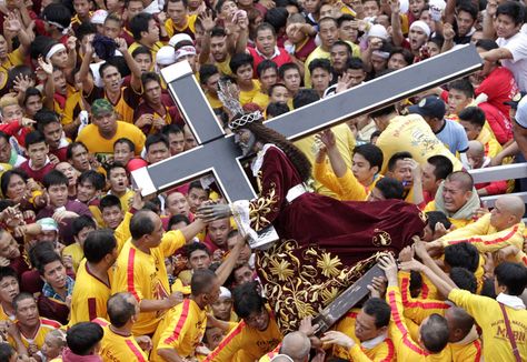 Devotees carry the statue of the Black Nazarene during the start of an annual procession in Manila. The Black Nazarene, a life-size wooden statue of Jesus Christ carved in Mexico and brought to the Philippines in the 17th century, is believed to have healing powers in the predominantly Roman Catholic country. It is paraded through the narrow streets of Manila’s old city from dawn to midnight. Black Nazarene Philippines, Aesthetic Dreamcore, Lgbtq Aesthetic, Black Nazarene, Happy Feast Day, Philippine Holidays, Happy Feast, Jesus Prayer, Manila Philippines