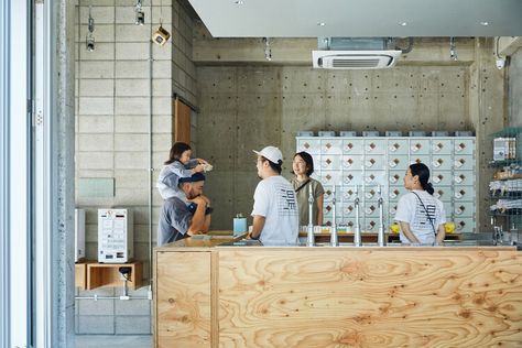 Komaeyu Public Bathhouse / Schemata Architects + Jo Nagasaka | ArchDaily Reception Counter, Kengo Kuma, Public Bath, Concrete Building, Gunma, Custom Tiles, Green Tile, Reinforced Concrete, Kitchen Photos