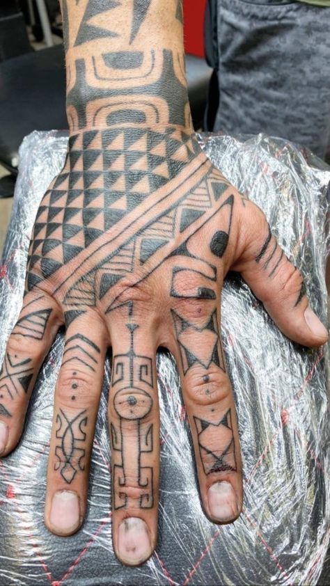 Polynesian Finger Tattoo, Tiger Hand Tattoo, Herren Hand Tattoos, Hand Tatto, Maori Tattoos, Polynesian Tattoos, Hand And Finger Tattoos, Polynesian Tattoo Designs, Marquesan Tattoos