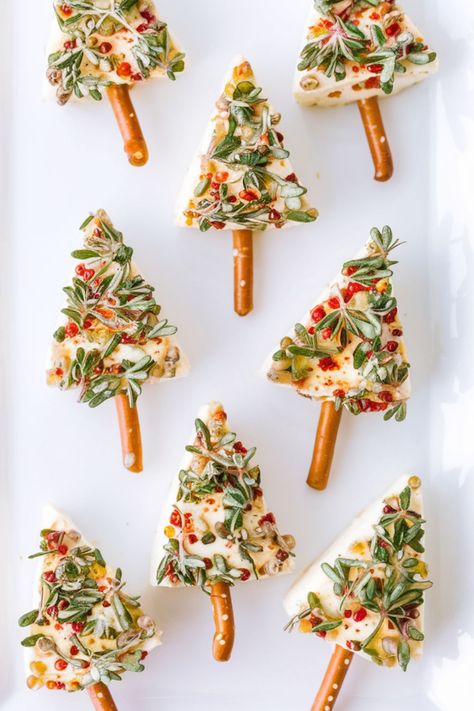 Ultimate Christmas Party Buffet: 29 Easy Christmas Party Food Ideas for a Crowd Easy Christmas Day Meals, Christmas Theme Food, Diy Christmas Food, Christmas Themed Food Ideas, Easy Christmas Party Food, Christmas Cheese Platter, Christmas Food List, Food Ideas For A Crowd, Bunco Christmas