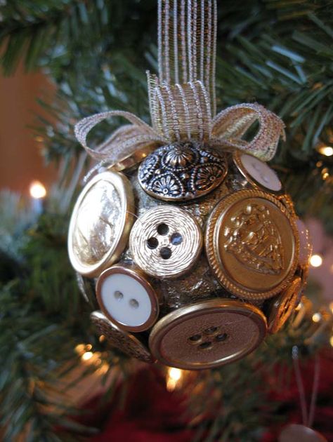 Recycled Christmas Decorations, Buttons And Bows, Button Ornaments, Steampunk Christmas, Button Craft, Diy Christmas Ornament, Styrofoam Ball, Noel Christmas, Button Crafts