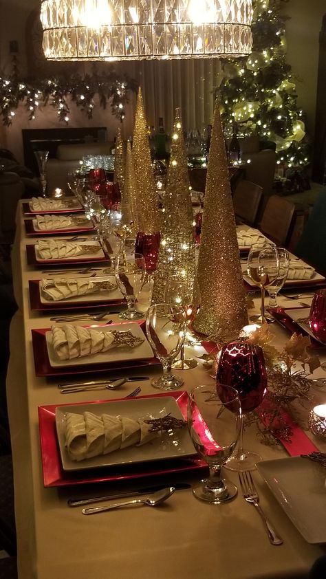 Christmas Dinner Table Settings Elegant, Christmas Table Settings Elegant, Christmas Dinner Decor, Christmas Centrepiece Ideas, Christmas Dinner Table Settings, Christmas Dining Table Decor, Table Decor Christmas, Christmas Party Table, Christmas Dining Table