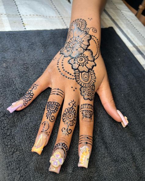 Book me for your henna 😍😍😍 #fyp #explorepage #henna #hennadesign #polkcounty #thehennatrap Back Henna Tattoo, Henna Ideas Simple, Black Henna Tattoo, Arm Henna, Henna Designs Back, Spiral Tattoos, Cute Henna Designs, Cute Henna Tattoos, Henna Style Tattoos