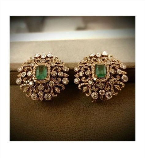 Chandbali Earrings Gold, Ear Tops, Temple Jewellery Earrings, Emerald Stud Earrings, Indian Jewelry Earrings, Antique Necklaces Design, Gold Earrings Models, Antique Gold Jewelry Indian, Diamond Earrings Design