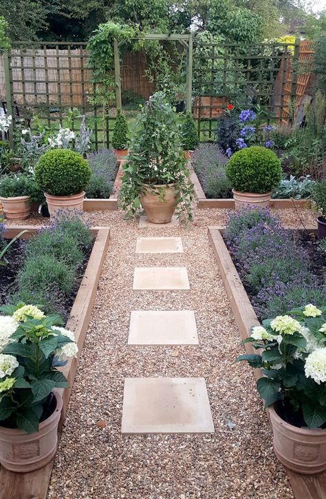 symmetry in garden Potager Garden, Areas Verdes, Garden Wallpaper, Starting A Garden, Veg Garden, Home Vegetable Garden, Have Inspiration, Vegetable Garden Design, Vegetable Gardening