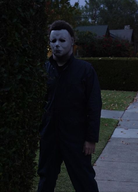 Micheal Myers Aesthetic, Micheal Myers Wallpaper, Dbd Wallpaper, Michael Myers Wallpaper, Halloween Killers, Michael Meyers Halloween, 80s Aesthetic Wallpaper, Michael Meyers, Michael Myers Art