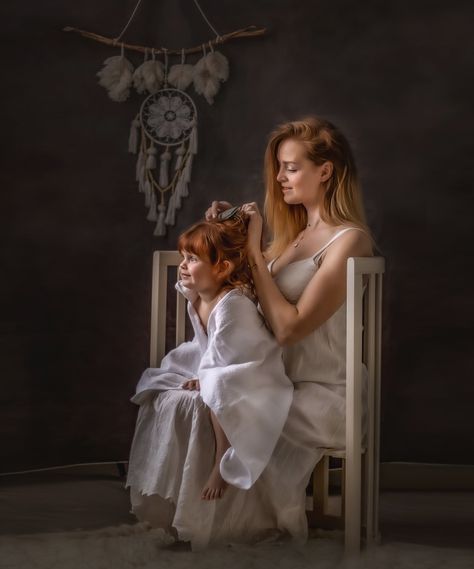 Mom And Daughter Reference, Mom Braiding Daughters Hair, Mom Brushing Daughters Hair, Mother Doing Daughters Hair, Mother And Daughter Picture Ideas, Mother Combing Daughters Hair, Mother Brushing Daughters Hair, Mother Braiding Daughters Hair, Mother Daighter