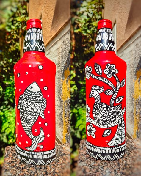 Madhubani Painting On Bottle, Madhubani On Bottle, Madhubani Art On Bottles, Diy Bord, Thali Chains, Bottles Decoration Diy, Bottle Art Projects, Lady Painting, Mural Art Design