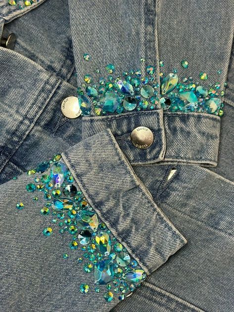 Denim Jacket Diy Paint, Bedazzled Jeans, Sequin Jeans, Diy Denim Jacket, Upcycle Clothes Diy, Fabric Embellishment, Diy Jacket, Embellished Collar, Diy Clothes Design