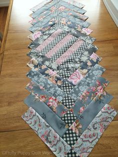 This table runner looks complex, but it isn't.  It's just a simple French braid quilt turned into a table runner. Plus, the tutoria... French Braid Quilt Pattern, Braid Quilt Pattern, French Braid Quilt, Easy French Braid, Quilted Table Runners Christmas, Braid Quilt, Jelly Roll Quilt, Table Runner Tutorial, Patchwork Table Runner