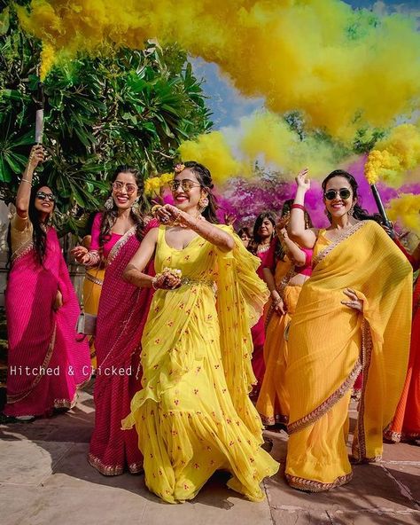 Fusion Outfit Ideas For Your 2020 Mehndi! Haldi Photoshoot, Ceremony Outfit, Haldi Ceremony Outfit, Bride Entry, Bridesmaid Photoshoot, Haldi Outfits, Haldi Outfit, Bridal Photography Poses, Bride Photography Poses