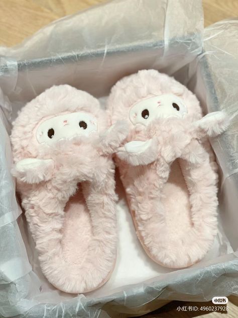 Korean Slippers Aesthetic, Cute Slippers Aesthetic, Fashion Outfits Aesthetic, Crocs Fashion, Soft Pink Theme, Coquette Style, Kawaii Shoes, Baby Pink Aesthetic, Cute Slippers