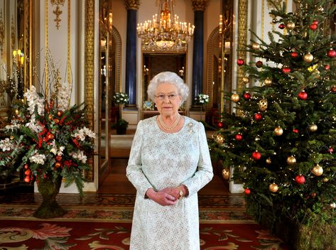 Even though Queen Elizabeth II will be spending her Christmas "quietly" and in isolation with Prince Philip at Windsor Castle, her holiday décor remains opulent and traditional. (Photo: John Stillwell - WPA Pool/Getty Images) Ratu Elizabeth, Royal Family Christmas, The Queen Of England, Rainha Elizabeth Ii, Principe William, Prinz William, Royal Christmas, Christmas Traditions Family, Reine Elizabeth