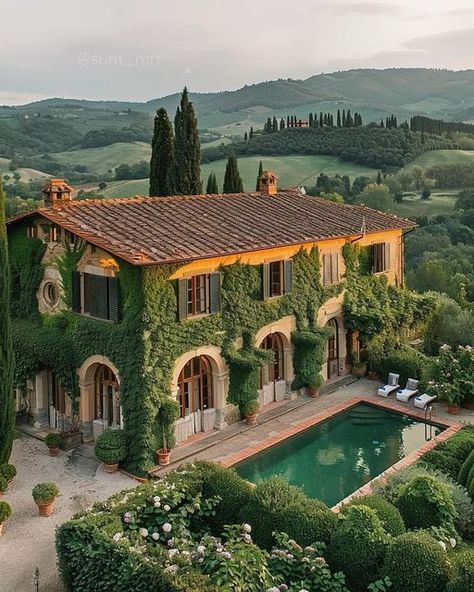 The World's Best Airbnb, VRBO, & Vacation Rentals on Instagram: "Step into your Italian dream home with @sunt_mrr! 🌿🏡  💡 Nestled in the picturesque suburbs of Southern Italy, this A.I.-created villa by @sunt_mrr is surrounded by the region’s lush, rolling landscapes and abundant floral gardens. Southern Italy is renowned for its rich greenery and historic charm, providing the perfect backdrop for this idyllic retreat.  Dreaming of Italian elegance? Explore more of this stunning creation! 🌺  🎥 @sunt_mrr 📍 AI created images in Italy  #ItalianVilla #DreamHome #GardenParadise #AIPhotography #ItalianDream #VillaLife" Italian Villa Exterior, Toscana House, Homes In Italy, Italy House, Dream Life House, Casa Country, Italian Home, Italian Villa, Hus Inspiration