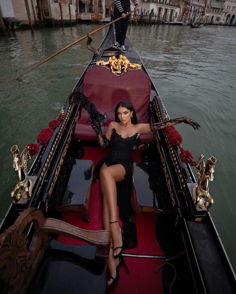 Lux Life Aesthetic, Dark Feminine Photo Ideas, Mafia Queen Aesthetic, Fatale Woman Aesthetic, Mafia Photoshoot Ideas, Mafia Photoshoot, High Class Aesthetic, Classy Woman Aesthetic, Luxury Life Woman