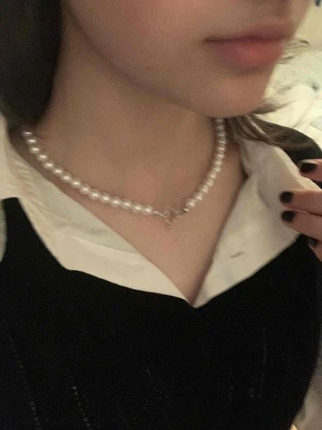 Pearl Chocker Outfit, Pearl Necklace Combo, Shein Necklace Aesthetic, Pearl Accessories Aesthetic, Black Dress With Pearls Necklace, Outfits With Pearl Necklace Casual, Pearls Necklace Outfit Casual, How To Style Pearl Necklace, Pearl Jewelry Outfit