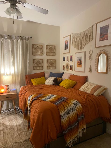 Mexico Themed Bedroom, Boho Granola Bedroom, Granola Room Inspiration, Orange Bedspread Room Ideas, Warm Home Aesthetic Bathroom, Bohemian Bedroom Plants, Boho Western Bedroom Decor, Aztec Room Decor, Granola Bedroom Aesthetic