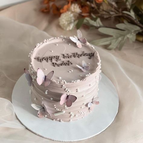 September Birthday Cake Ideas, Simple Cake Designs Birthday Women, Cute Birthday Cakes For Women, Torte Aesthetic, Birthday Cake With Butterflies, Aesthetic Cake Ideas, Birthday Cake Butterfly, Sweet 16 Cake Ideas, Butterfly Birthday Cake