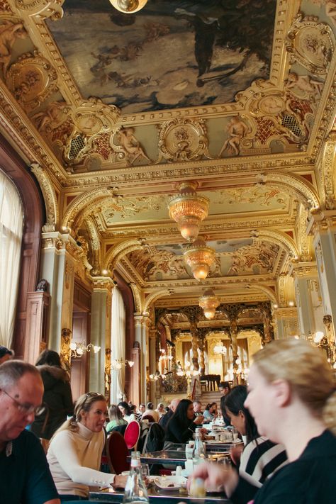 New york cafe , known as the most beautiful cafe in the world located within Budapest. The harmonious Café New York, known today as Boscolo Budapest, was built between 1891 and 1895 in an eclectic Italian Renaissance style with Gothic touches: neo-Baroque, Renaissance and Rococo architectural stylistic influences can be recognized there. Gothic Cafe, Gothic Restaurant, New York Cafe, Beautiful Cafe, Chimney Cake, Cafe New York, Neo Baroque, Baroque Fashion, Cafe Restaurant