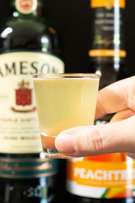 This delicious alcohol shot looks like green tea and features Jameson whiskey and peach schnapps. Jameson Whiskey Drinks, Green Tea Cocktail, Alcohol Shot, Whiskey Lemonade, Bar Shots, Party Stations, Fun Drinks Alcohol, Jameson Whiskey, Jameson Irish Whiskey