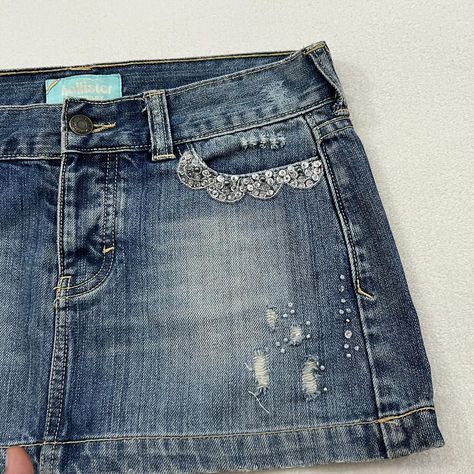 ☁️ VENDIDO A @yo_majuu2.0 ☁️ 🩵 Mini falda denim con aplicación de piedritas 🩵 #disponiblenineties Una mega joya con muchas y2k vibesss! De vdd que ame cada detalle de esta falda 😍❤️, la mezclilla aún se conserva en buen estado y solo le faltan algunas piedritas pero la vdd que no es nada notorio, de atrás todas las piedritas están enteras 🤭❤️. TALLA 7 -9 APROX $130 📏MEDIDAS📏 Cintura: 80 cm Cadera: 92 cm Largo: 30 cm #y2k #thrift #vintageclothing #styling #outfitinspo #indieaesthetic #90... Aesthetic Items, Y2k Thrift, Y2k Aesthetic, My Style, Closet