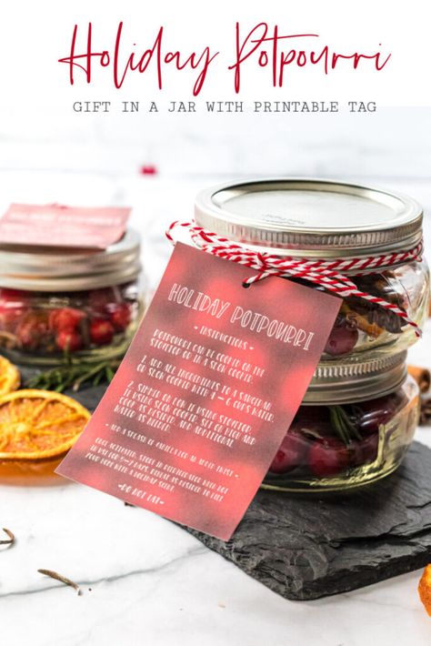 This Holiday Slow Cooker Potpourri In A Jar makes a pretty gift package and is excellent as a hostess gift with free printable gift tag. Christmas Potpourri In A Jar, Potpourri Jars, Potpourri Diy, Diy Christmas Gifts For Friends, Potpourri Gift, Christmas Mason Jars Diy, Potpourri Recipes, Simmer Pot, Gifts In A Jar