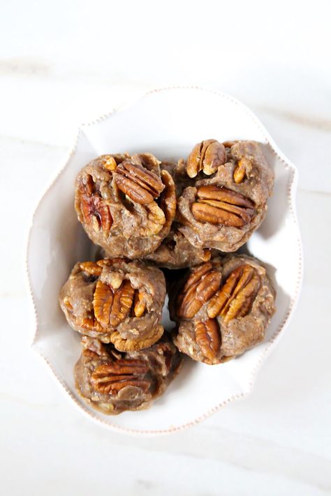 Vegan Pralines, Medical Medium Recipes, Praline Recipe, Vegan Pecan, Raw Snacks, Clean Dessert, Raw Vegan Desserts, Mardi Gras Food, Vegan Raw