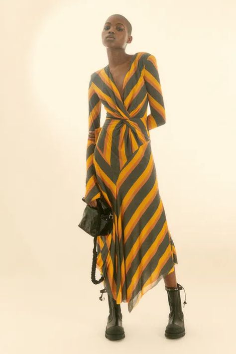 Philosophy di Lorenzo Serafini Pre-Fall 2021 Collection | Vogue Stripe Outfits, Lorenzo Serafini, Vogue Russia, Vogue Paris, Fashion Colours, Fashion Pictures, Pre Fall, 21 Dresses, Creative Fashion