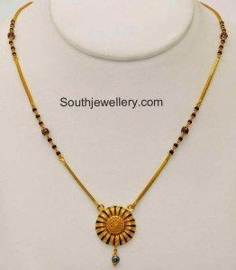 Short Black Beads, Black Beads Chain, Black Beads Necklace, Ladies Gold Rings, Nose Ring Jewelry, Delicate Gold Jewelry, Kundan Jewellery Set, Gold Necklace Indian, Simple Pendant