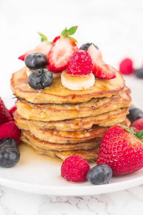 Paleo Pancakes Recipe | Delicious Meets Healthy Pancakes Pictures, Paleo Pancake Recipe, Cookie Dough Vegan, Oatmeal Protein Pancakes, Paleo Banana Pancakes, Sugar Free Pancakes, Oatmeal Protein, Healthy French Toast, Paleo Pancakes