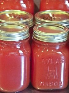 Homemade V8 is really easy to make and has way less sodium than the store bought stuff. You can make this vegetable juice in large batches and jar it. It keeps really well. Homemade V8 Juice, Rhubarb Juice, V8 Juice, Veggie Juice, Canning Food Preservation, Canned Food Storage, Canning Tips, Tomato Soup Recipes, Rhubarb Recipes