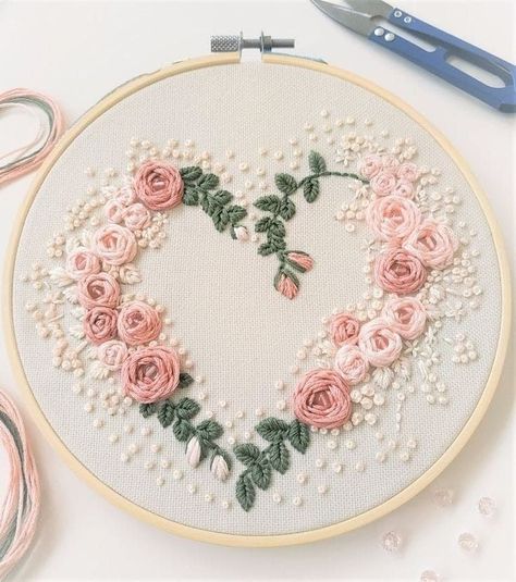 Sweet Embroidery, Rose Embroidery Pattern, Modern Hand Embroidery Patterns, Embroidery Hoop Art Diy, Hand Embroidery Patterns Free, Embroidery Frame, Simple Hand Embroidery Patterns, Ribbon Embroidery Tutorial, Embroidery Hearts