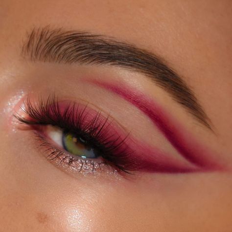 Red Soft Makeup Looks, Easy Valentine Makeup Looks, Dark Pink Eyeshadow Looks, Easy Valentines Makeup Looks, Maquillaje Bad Bunny, Pink Red Makeup, Galentines Makeup, Valentines Makeup Ideas Creative, Red Eyeshadow Aesthetic