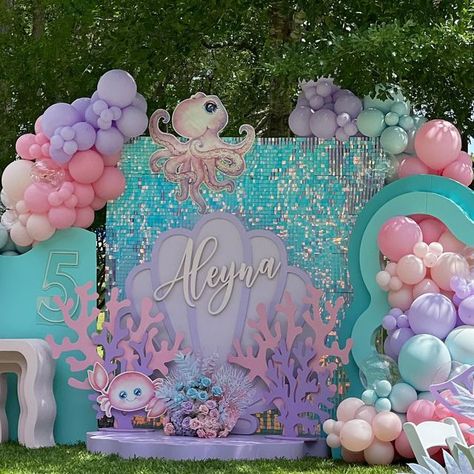 Mermaid Theme Backdrop Ideas, Under The Sea Backdrop, Under The Sea Theme Party, Sea Birthday Party Decorations, Mermaid Backdrop, Dolphin Birthday Parties, Carnival Birthday Party Theme, Under The Sea Birthday Party, Mermaid Birthday Party Decorations