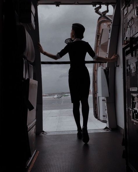 Flight Attendant Life Pictures, Flight Attendant Aesthetic, Pilot Aesthetic, Cabin Crew Jobs, Airline Jobs, Flight Attendant Fashion, Airplane Wallpaper, Flight Attendant Life, Vision Board Photos