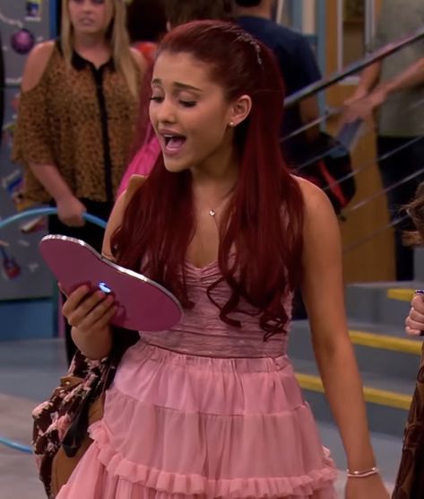 Cat Valentine Outfits, Victorious Cat, Sam Puckett, Valentine Outfits, Ariana Grande Cat, Cat Valentine Victorious, Victorious Cast, Valentines Outfit, Sam And Cat