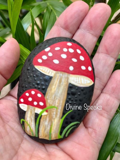 Mushroom Rock Painting Ideas, Painted Rocks Mushrooms, Mushroom Pumpkin Painting, Mushroom Painted Rocks, Rock Mushrooms, Mushroom Rock Painting, Toadstool Craft, Painted Mushrooms, Knitted Pumpkins