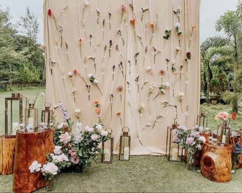 Hanging Flower Alter, Photo Wall Engagement Party, Engagement Photobooth Ideas, Mother’s Day Church Decor Ideas, Outdoor Photobooth Ideas, Mothers Day Backdrop Ideas, Wildflower Backdrop, Outdoor Engagement Party Decorations, Flower Backdrop Wedding