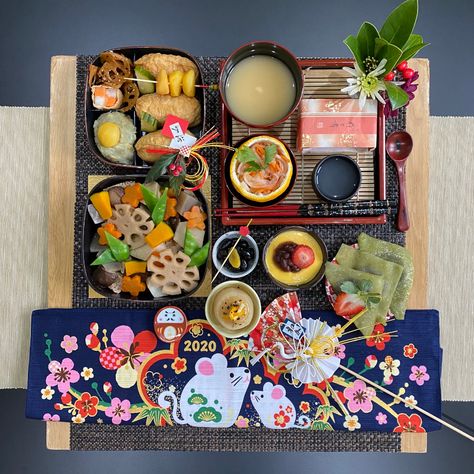 Osechi Ryori, Japanese New Year, Sweet Red Bean, New Year's Food, Carrot Salad, Japan Food, Red Beans, Persimmon, Bento Box