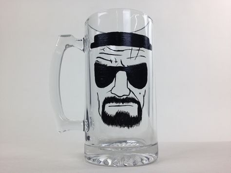 Breaking Bad hand painted beer mug. Painted with acrylic paint and can be reused. Hand wash cup. Painted Beer Glasses Diy, Beer Mug Painting Ideas, Hand Painted Mugs For Men, Painted Beer Glasses For Men, Painted Whiskey Glasses, Cartoon Beer Mug, Glass Painting Designs, Glass Beer Mugs, Hand Painted Glasses