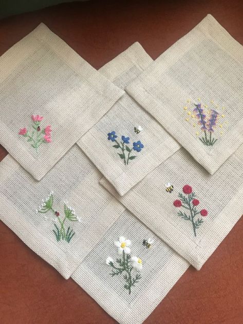 27 Best Images About Drawer Sachets On Pinterest B75 Diy Placemats Fabric, Handkerchief Embroidery, Handmade Handkerchiefs, Kain Tile, Towel Embroidery Designs, Embroidery Napkins, Drawer Sachets, Basic Hand Embroidery Stitches, Embroidery Stitches Beginner